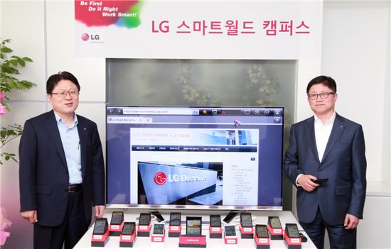 LG전자는 14일 오전 서울 서초구 양재동에 위치한 LG전자 서초 R&D캠퍼스에서 CTO(Chief Technology Officer; 최고기술책임자) 안승권 사장(왼쪽), 소프트웨어 플랫폼 연구소장 민경오 상무(오른쪽) 등이 참석한 가운데 ‘LG스마트월드 캠퍼스’ 개소식을 열었다.