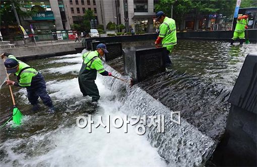 [포토] 물때 벗는 청계천
