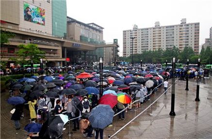 왕십리 민자역사 앞에 늘어선 디이블로3 팬들(출처 : 블리자드)