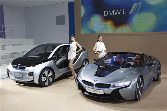 BMW코리아가 지난 2010년에 이어 올해로 두 번째 ‘BMW i - 이노베이션데이' 세미나를 개최했다. ‘미래 이동수단’을 주제로 열리는 이번 세미나에서는 내년 전세계적으로 출시할 프리미엄 전기 컨셉카 i3(사진 좌)와 i8(사진 우)을 최초 공개했다.