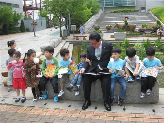 고재득 성동구청장이 도서교환전에서 아이들에게 책을 읽어주고 있다.