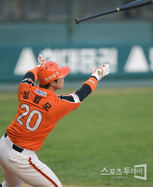 [포토] 정범모 '방망이 던지는 폼은 홈런감!'