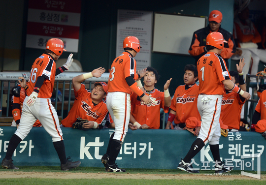 [포토] 김태균 싹쓸이 2루타에 홈밟은 3인 '기분 좋아'