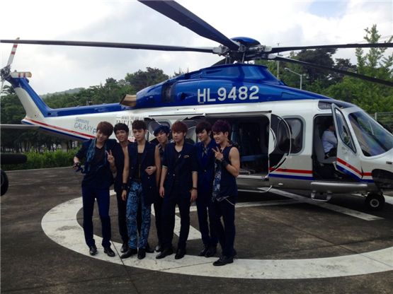 INFINITE during their showcase "THE MISSION" [Woollim Entertainment]