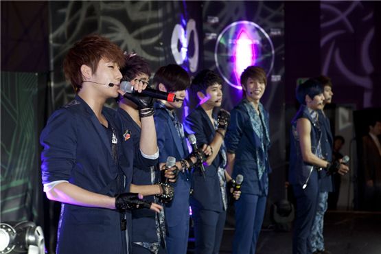 INFINITE members talking to their fans during their showcase "THE MISSION" held in Seoul, South Korea on May 15, 2012. [Woollim Entertainment]