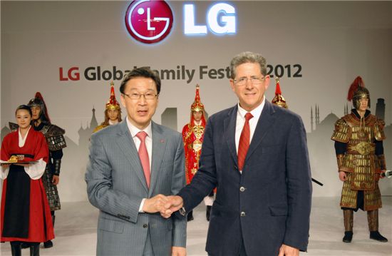 환영 만찬에서 LG전자 HA사업본부 신문범 부사장(왼쪽)이 초청 방문단의 대표 알란 허쉬(Allan Hirsch) ‘허쉬(Hirsch’s)’사 CEO와 악수하는 모습