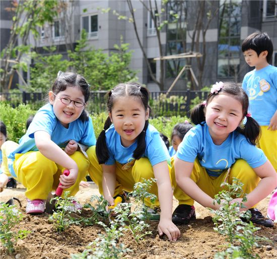 광진구, 광장동 자연학습장서 고추 심기 