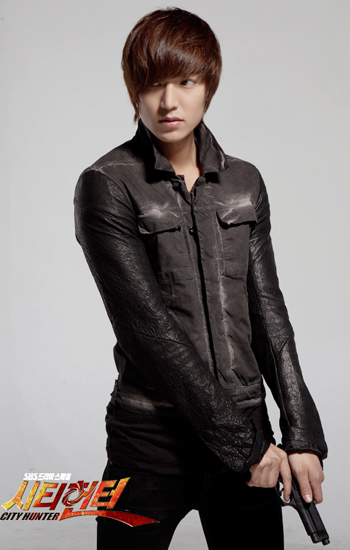Lee Min-ho posing in "City Hunter" poster [SBS]
