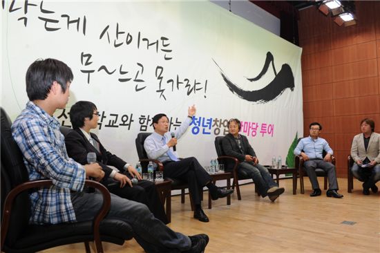 송종호 중기청장(왼쪽 세 번째)이 청년창업 한마당 투어에 참석해 (예비)창업자 등 관계자들과 다양한 주제로 토론을 하고 있다.