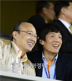 김승연 한화그룹 회장(왼쪽)과 차남 김동원씨가 16일 잠실야구장에서 열린 한화이글스의 프로야구 경기를 관람하고 있다.