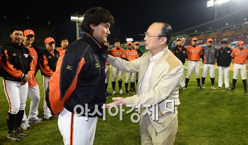 [포토] 김승연 회장 "박찬호 선수, 우승을 부탁하네"
