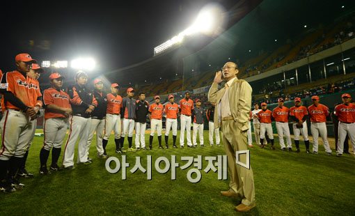 [포토] 멋진 역전승 보여준 선수단 격려하는 김승연 회장