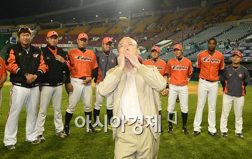 [포토] 팬들에게 키스 날리는 김승연 회장