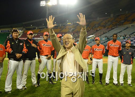 [포토] 팬들에게 키스 날리는 김승연 회장