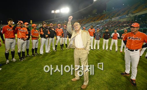 [포토] 주먹 불끈 쥔 김승연 회장