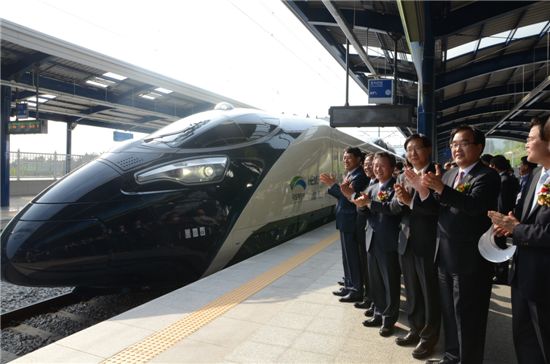 지난 16일 경남 창원중앙역에서 순수 국내기술로 개발·제작한 시속 430km급 차세대 고속열차(HEMU-430X)가 최초로 모습을 드러냈다.
