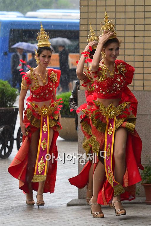 [포토] 비 피하는 태국여성들