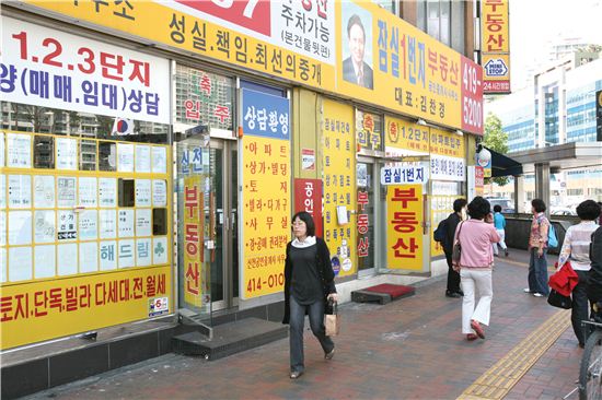 부동산 업계가 침체기지만 부동산 중개업소는 오히려 늘고 있는 것으로 조사됐다. 명퇴나 베이비부머 등이 늘면서 중개업에 뛰어들고 있기 때문이다.