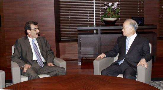 17일 손경식 대한상공회의소 회장(오른쪽)과 아마흐 아마리 주한 튀니지 대사가 환담을 나누고 있다.