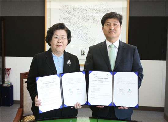 김영배 성북구청장(오른쪽)과 홍선자 여성중앙회 회장이 도시농업 활성화를 위한 협약서에 서명한 뒤 기념촬영을 했다. 
