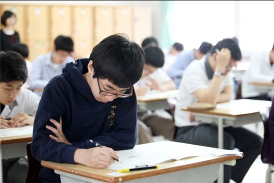 대전의 한 고등학교에서 2학년 학생이 '2014년 대학수학능력시험 예비시험'을 치고 있다. 2014년 수능은 처음으로 A/B형 수준별 시험이 도입된다.