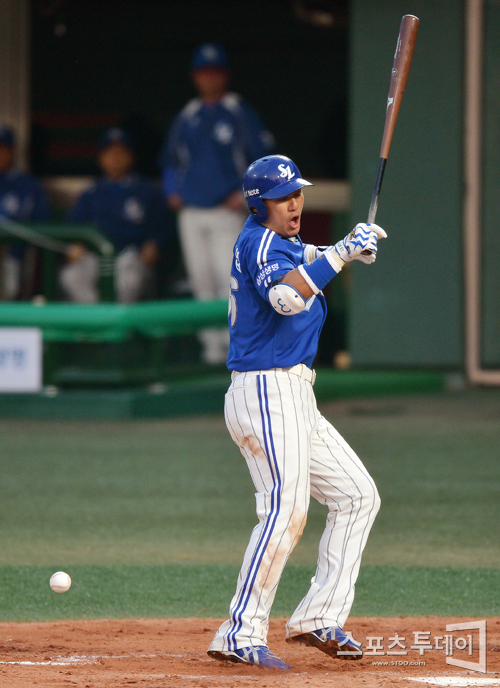 [포토] 이승엽 '김병현, 아프잖아'