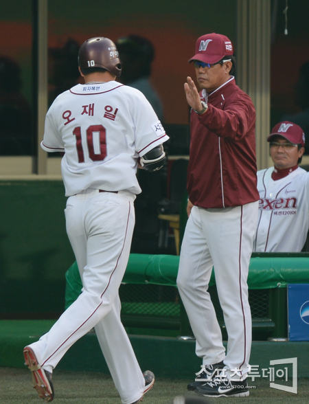 [포토] 솔로홈런 오재일 '감독님 저 왔어요'