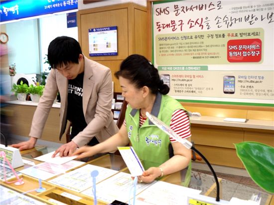 동대문구 민원안내도우미 염숙희(59)씨가 구청을 방문한 민원인에게 민원서류 신청서식 작성방법을 안내하고 있다.
