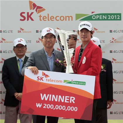 김비오(오른쪽)가 SK텔레콤오픈 우승으로 '메이저 2연승'을 달성한 뒤 트로피와 상금 수표를 들고 기념촬영을 하고 있다. 사진=SK텔레콤 제공