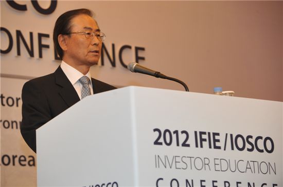 2012 IFIE/IOSCO 컨퍼런스에서 연설하는 박종수 금융투자협회 회장