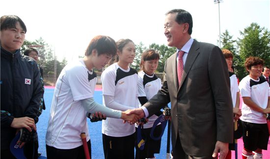 허창수 전경련 회장이 21일 태릉선수촌을 방문해 여자하키 선수들을 격려하고 있다.