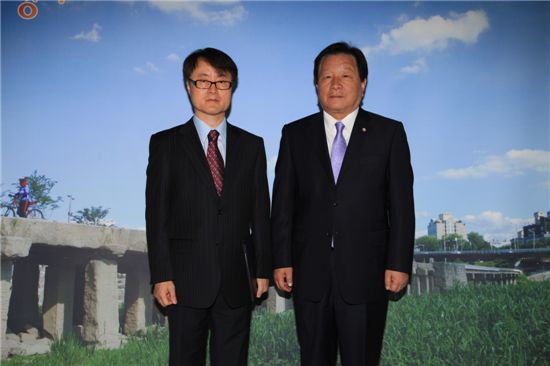 고재득 성동구청장(오른쪽)과 김석호 성동구 경제분야 명예구청장  
