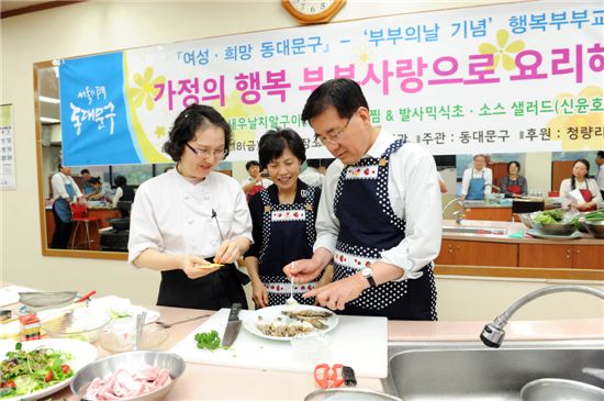유덕열 동대문구청장(오른쪽)과 부인 정승교씨(가운데)가 18일 사랑의 요리를 마치고 데코레이션에 열중하고 있다.

