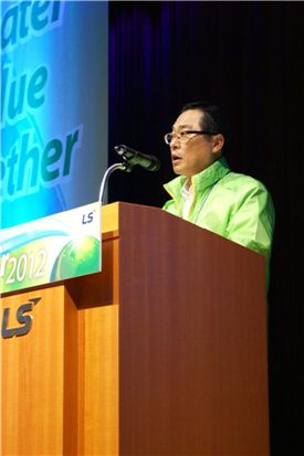 'LS I-Fair 2012'에서 구자열 LS전선 회장이 혁신 공로자 및 수상자들을 격려하고 있는 모습