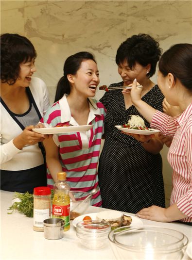 신세계 문화센터에서 수강 고객들이 직접 만든 음식을 시식해보고 있다.