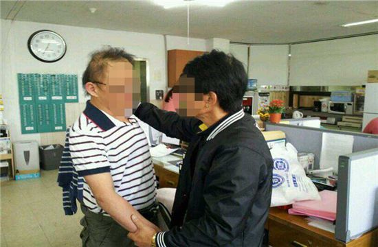 아버지(오른쪽) 김모(59·천안 서북구 성정동)씨와 아들(33)이 손을 맞잡고 있다.