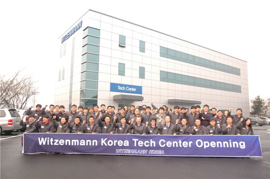 50년 이상 벨로우즈만을 생산해 온 독일 위첸만사가 한국에 오픈한 아시아권 유일의 기술센터. 위첸만코리아 임직원들이 기술센터 오픈을 기념하며 파이팅을 외치고 있다.
