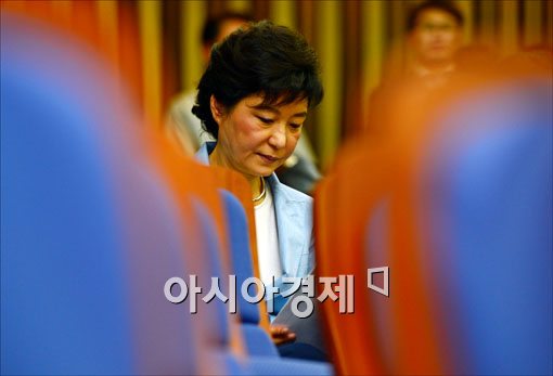 [포토] 자료 보는 박근혜 전 위원장