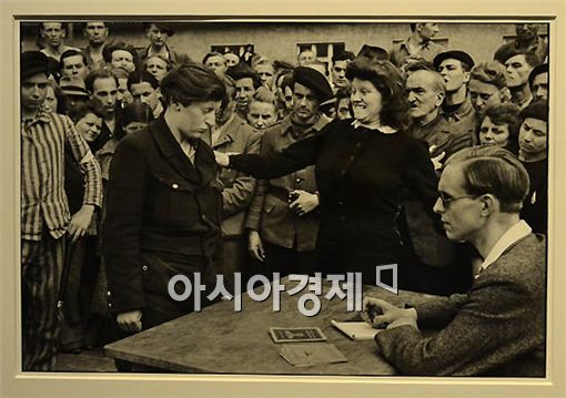 [포토] 나치 밀고자를 때리는 여인