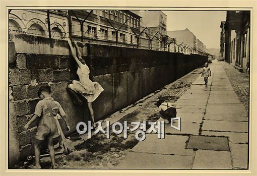 [포토] 베를린 장벽에서 노는 소녀