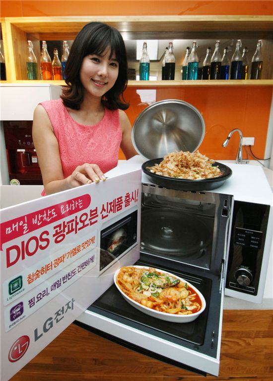 LG전자가 한국인 맞춤 '디오스 광파오븐' 신제품을 이달 내 출시한다. 이 제품은 메뉴를 선택하면 잡채, 동그랑땡 등 손이 많이 가는 반찬을 자동으로 요리해주는 '매일반찬' 기능을 탑재한 것이 특징이다.  

