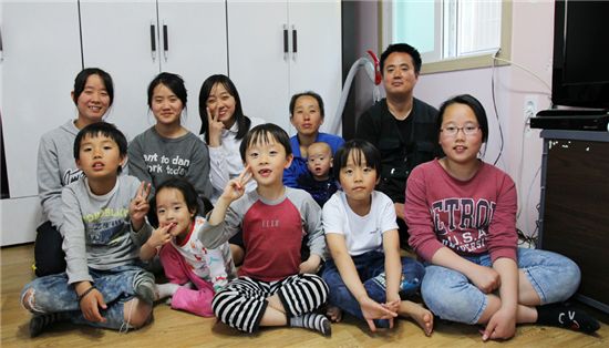 서산 다둥이가족 모습. 3남6녀의 자녀와 이인재(뒷줄 맨 오른쪽)·김영숙(바로 옆 푸른색 옷 입은 사람) 부부가 자리를 함께 했다.