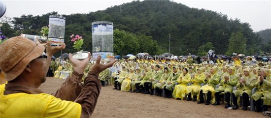 지난해 김해 봉하마을에서 열린 노무현 전 대통령 서거 2주기 추모식 모습.