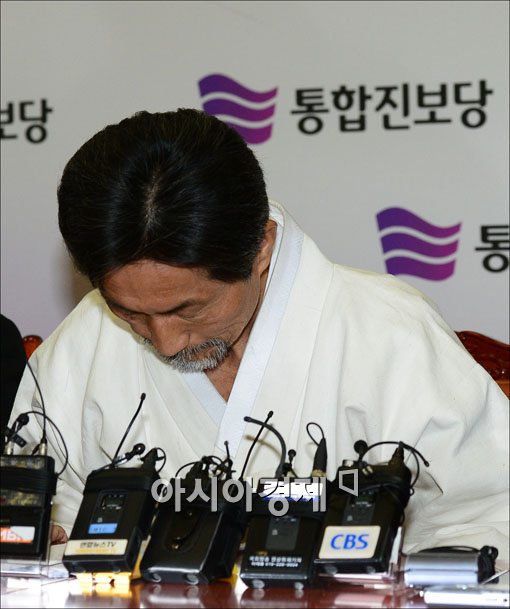 [포토] 고개숙인 강기갑 혁신비대위원장