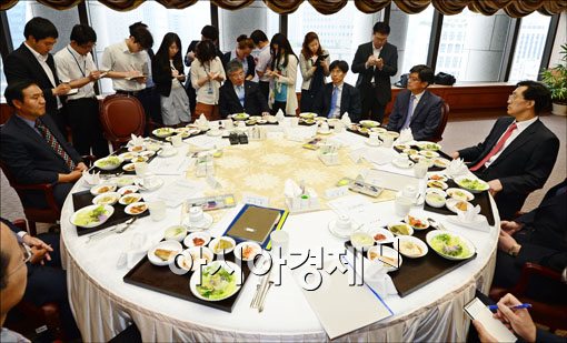 [포토] 김중수 총재 "국제회의는 다 원탁회의"