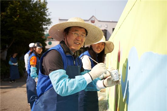 삼성SDI 박상진 사장이 임직원들과 함께 벽화 그리기 사회공헌 활동에 참여하고 있는 모습

