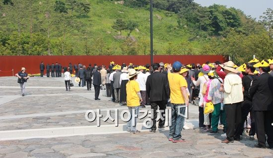 추모객들이 김해시 봉하마을 노무현 전 대통령 묘역 참배를 위해 줄지어 서 있다.