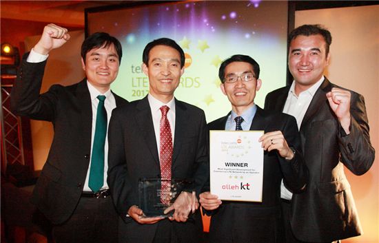 LTE 월드서밋 2012 에서 최우수 LTE 네트워크 사업자상을 받은 김성만 KT 부사장(왼쪽에서 두번째)이 직원들과 함께 기뻐하는 모습. 
