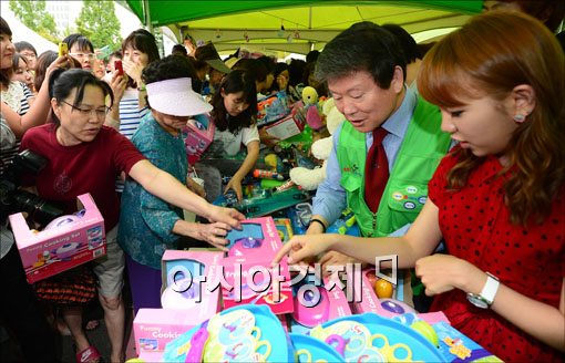 [포토] 홈플러스 착한 바자회 판매원으로 나선 백아연