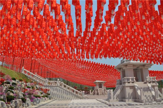 강원 춘천의 현지사는 오는 28일 부처님오신날을 맞아 국내 최대 규모의 12만 봉축등 축제를 개최한다.